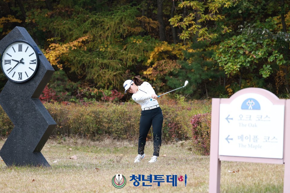 일본의 하타오카 나사 선수가 강원도 원주시 오크밸리C.C에서 열리는 국내 유일의 LPGA 대회인 ‘BMW 레이디스 챔피언십 2022’ FR인 23일 2번 홀 OB지역에서 경기위원으로부터 구제를 받고 세컨샷을 하고 있다. 2022.10.23