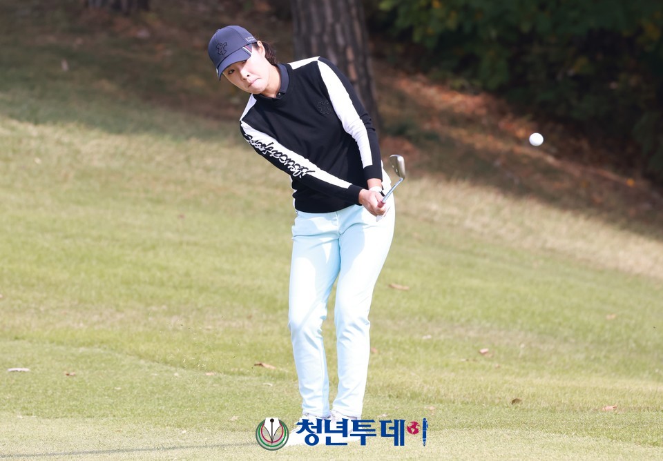 강혜지가 강원도 원주시 오크밸리C.C에서 열리는 국내 유일의 LPGA 대회인 ‘BMW 레이디스 챔피언십 2022’ FR 2번홀 par5에서 어프러치 샷을 하고 있다. 2022.10.23.