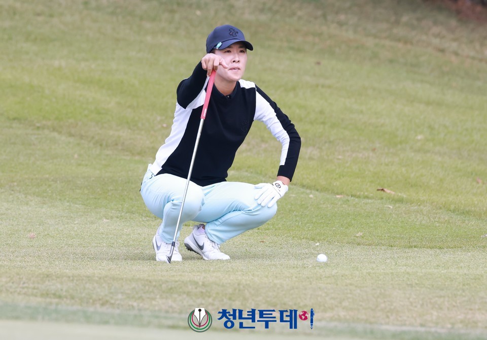 강혜지가 강원도 원주시 오크밸리C.C에서 열리는 국내 유일의 LPGA 대회인 ‘BMW 레이디스 챔피언십 2022’ FR 2번홀 par5에서 어프러치 샷을 하기전에 라이를 살피고 있다. 2022.10.23.
