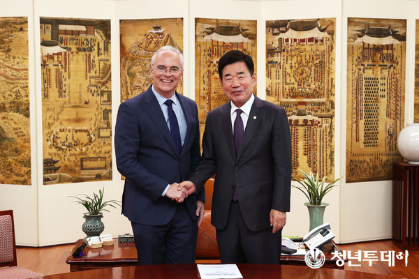 김진표 의장이  감염병혁신연합(CEPI) 리처드 해쳇 대표를 접견했다. 사진=국회