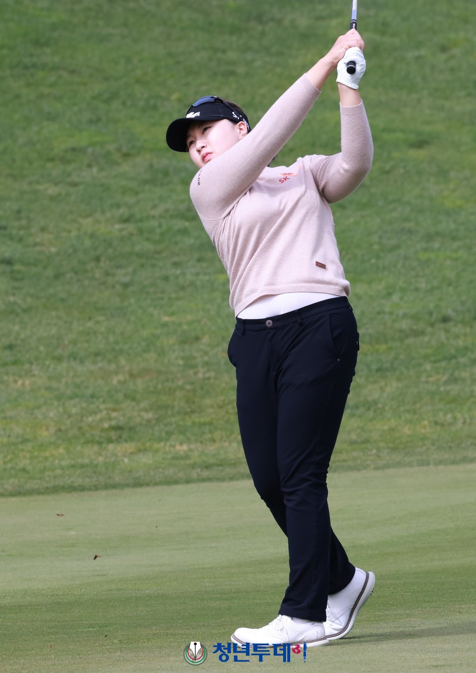 제주 서귀포시 핀크스 골프클럽(파72)에서 열린 한국여자프로골프(KLPGA)투어 SK네트웍스·서울경제 레이디스 클래식 1라운드가 열리는 27일 이슬기가 12번 par4 홀 에서 이글샷을하고 있다. 2022.10.27