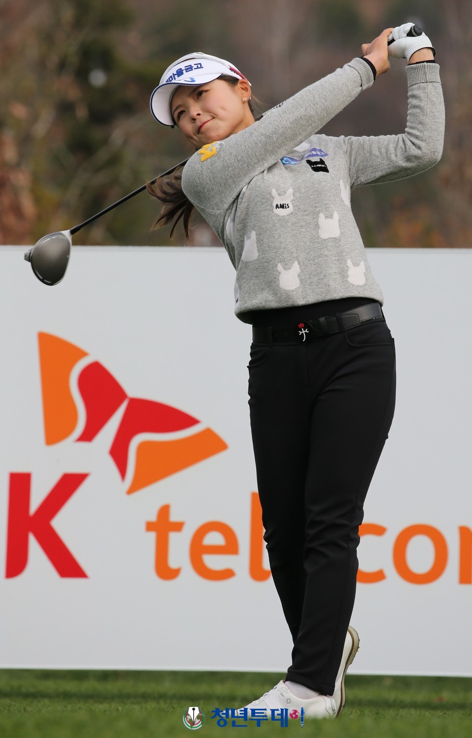 2021시즌 마지막대회인 ‘SK쉴더스-SK텔레콤 챔피언십 2021’이 12일부터 사흘간 강원도 춘천에 위치한 라비에벨 컨트리클럽에서 FR 송가은이 1번 홀 에서 티샷을 하고 있다. 2021.11.14.