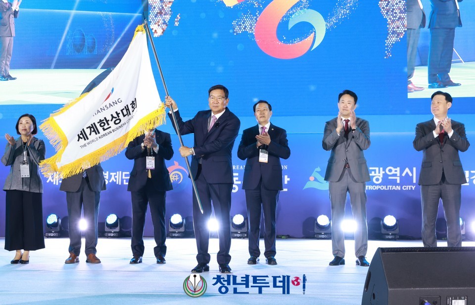 한상기 흔드는 김정배 대회장.2022.11.01