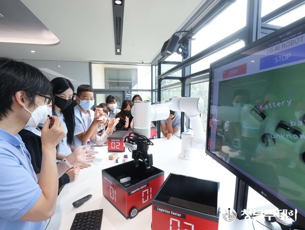 서울 마곡에 위치한 'LG디스커버리랩 서울'에서 학생들이 시각지능을 활용해 사물을 분류하는 로봇의 원리에 대해 학습하고 있는 모습. 사진=LG