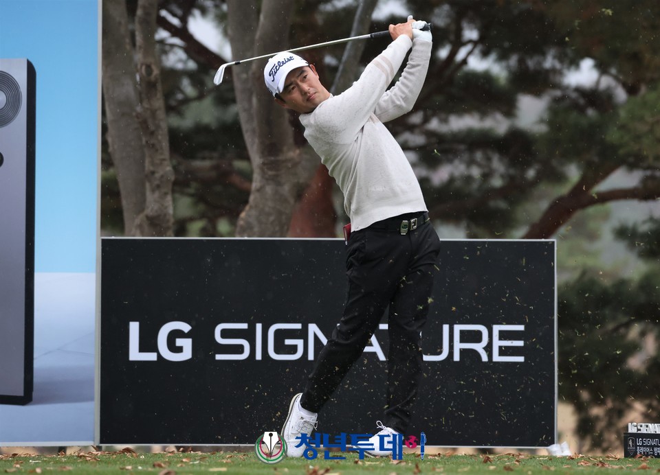 황재민이 시즌 마지막 대회인 LG SIGNATURE 플레이어스 챔피언십에서 대회 3일째인 12일 마지막 17번 파3홀에서 티샷을 하고 있다.2022.11.12.