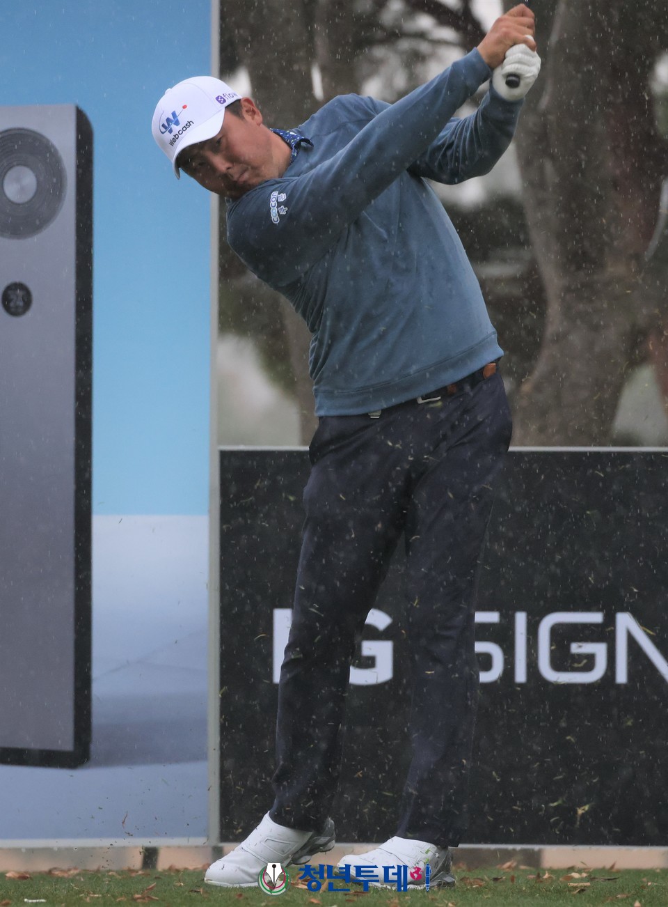 이원준이 시즌 마지막 대회인 LG SIGNATURE 플레이어스 챔피언십에서 대회 3일째인 12일 마지막 17번 파3홀에서 티샷을 하고 있다.2022.11.12.