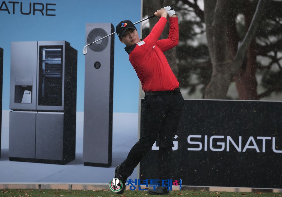 김민규가 시즌 마지막 대회인 LG SIGNATURE 플레이어스 챔피언십에서 대회 3일째인 12일 마지막 17번 파3홀에서 티샷을 하고 있다.2022.11.12.