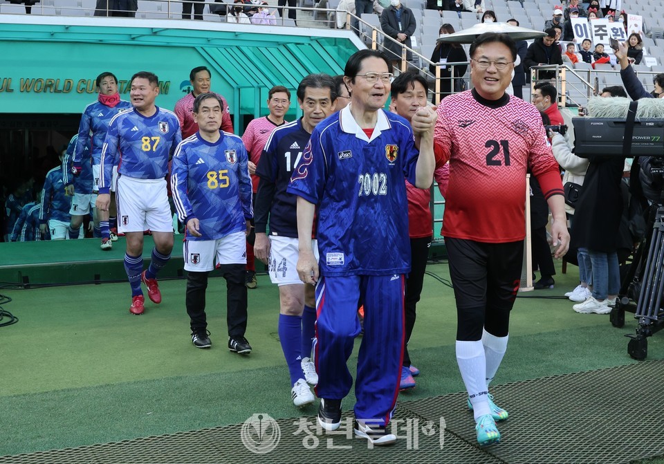 정진석의원과 에토 세이시오 의원이 두손을 꼭잡고 입장하고있다.2022.11.26