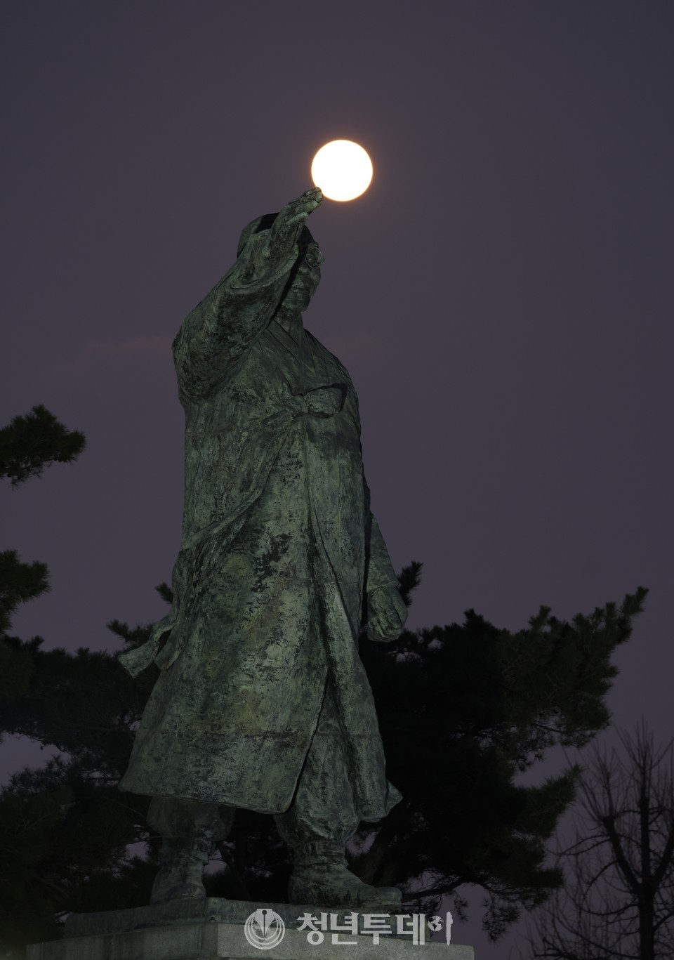 서울시 중구 남산 백범광장의 김구선생 머리위에 보름달이 떳다.2023.02.05