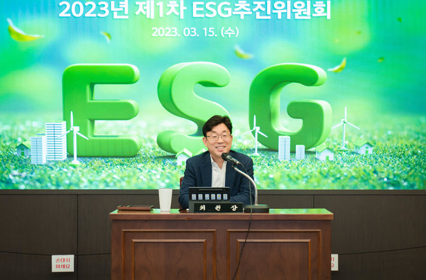 NH농협은행(은행장 이석용)은 지난 15일 서울시 중구 농협은행 본사에서 전년도 ESG경영 현황 보고와 향후 탄소중립 이행전략 및 기후위기 대응 계획 수립 등을 논의하는 ‘제1차 ESG추진위원회’를 개최했다. 15일 개최된 ESG추진위원회에서 금동명 위원장(농업・녹색금융부문 부행장)이 모두발언을 하고 있다. 사진=NH농협은행