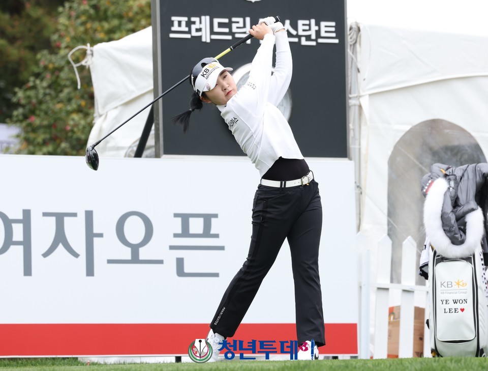 KB국민은행 이예원이 6일 오후 제주 서귀포시 롯데 스카이힐 컨트리클럽 스카이·오션 코스(파72)에서 열린 롯데렌터카 여자오픈 1라운드 1번홀에서 우승을 향한 티샷을 하고 있다. 2023.04.06