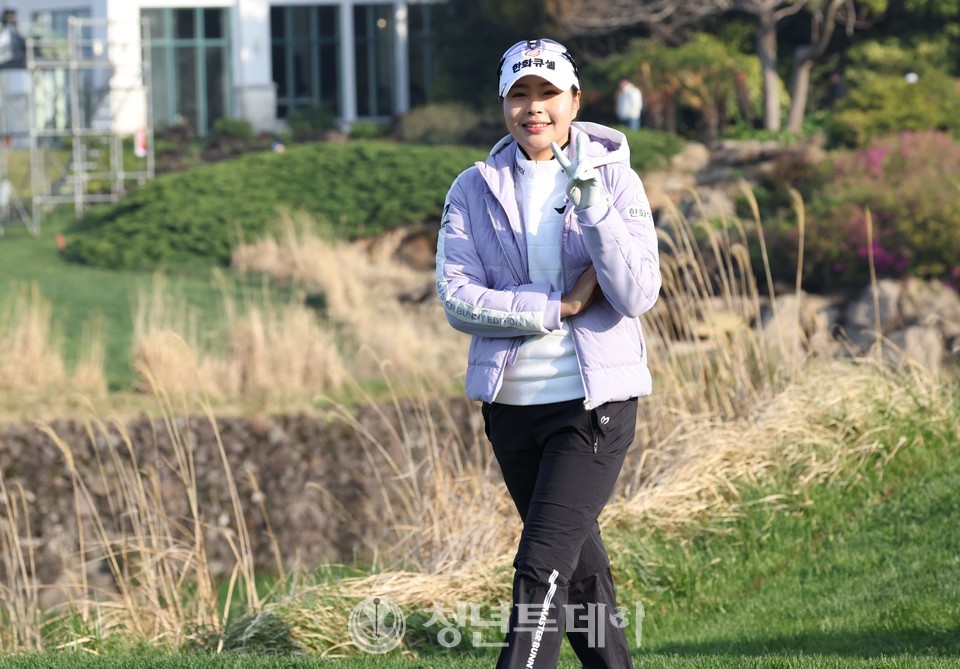 성유진이 KLPGA 2023시즌 개막전인 ‘롯데렌터카 여자오픈’ 둘쨋날인 7일 오전 제주 서귀포시 롯데 스카이힐 컨트리클럽 스카이·오션 코스 10번 홀에서 우승을 향한 티샷을 마치고 이동중에 포즈를 취하고 있다. 2023.04.07