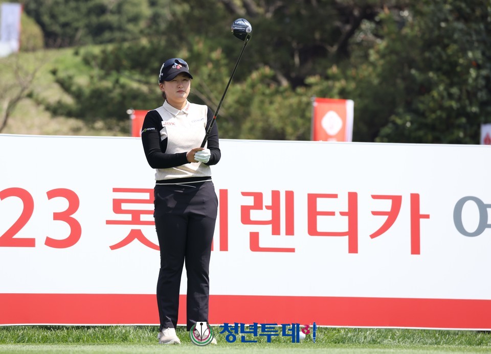 리 슈잉(중국)이 KLPGA 2023시즌 개막전인 ‘롯데렌터카 여자오픈’ 둘쨋날인 7일 오전 제주 서귀포시 롯데 스카이힐 컨트리클럽 스카이·오션 코스 10번 홀에서 우승을 향한 티샷을 준비 하고 있다. 2023.04.07
