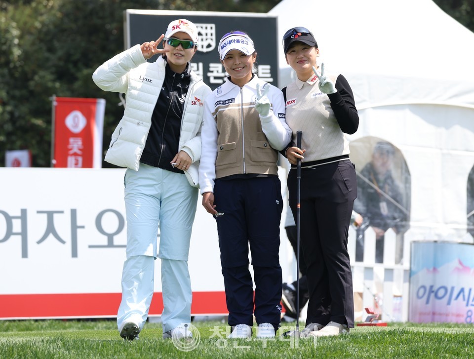 리 슈잉(중국)이 KLPGA 2023시즌 개막전인 ‘롯데렌터카 여자오픈’ 둘쨋날인 7일 오전 제주 서귀포시 롯데 스카이힐 컨트리클럽 스카이·오션 코스 10번 홀에서 최예림 송가은과 포즈를 취하고 있다. 2023.04.07