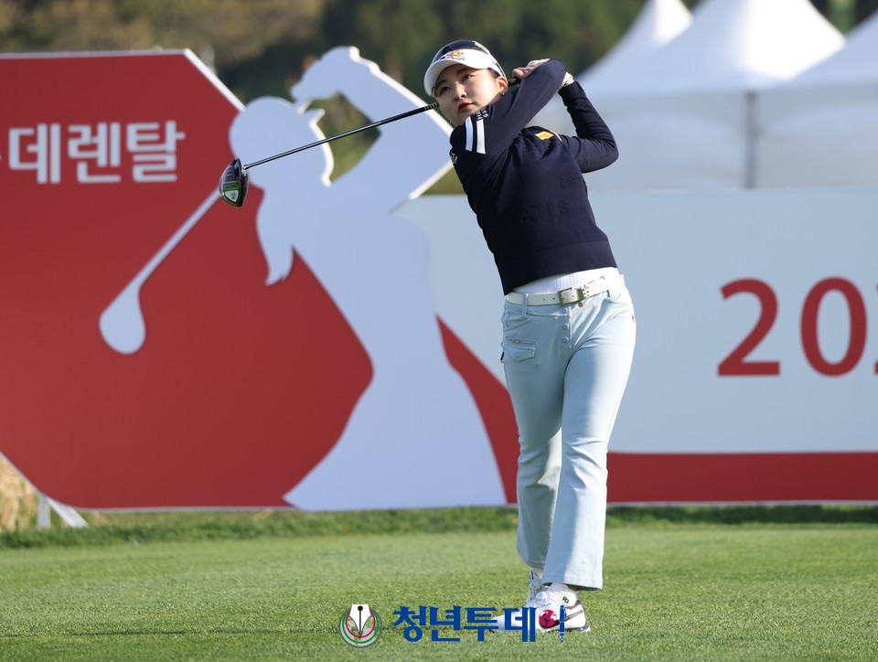 KB국민은행 이예원이 7일 오전 제주 서귀포시 롯데 스카이힐 컨트리클럽 스카이·오션 코스(파72)에서 열린 롯데렌터카 여자오픈 2라운드 10번 홀에서 우승을 향한 티샷을하고 있다. 2023.04.07