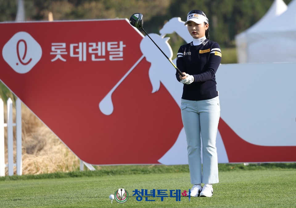 KB국민은행 이예원이 7일 오전 제주 서귀포시 롯데 스카이힐 컨트리클럽 스카이·오션 코스(파72)에서 열린 롯데렌터카 여자오픈 2라운드 10번 홀에서 우승을 향한 티샷을 준비 하고 있다. 2023.04.07