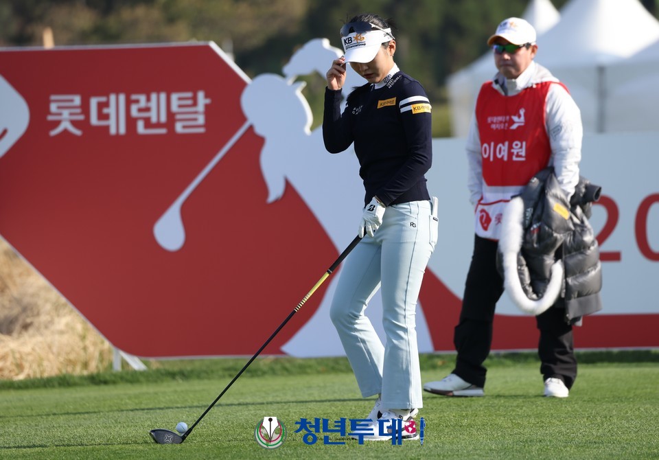 KB국민은행 이예원이 7일 오전 제주 서귀포시 롯데 스카이힐 컨트리클럽 스카이·오션 코스(파72)에서 열린 롯데렌터카 여자오픈 2라운드 10번 홀에서 우승을 향한 티샷에 앞서 인사를 하고 있다. 2023.04.07