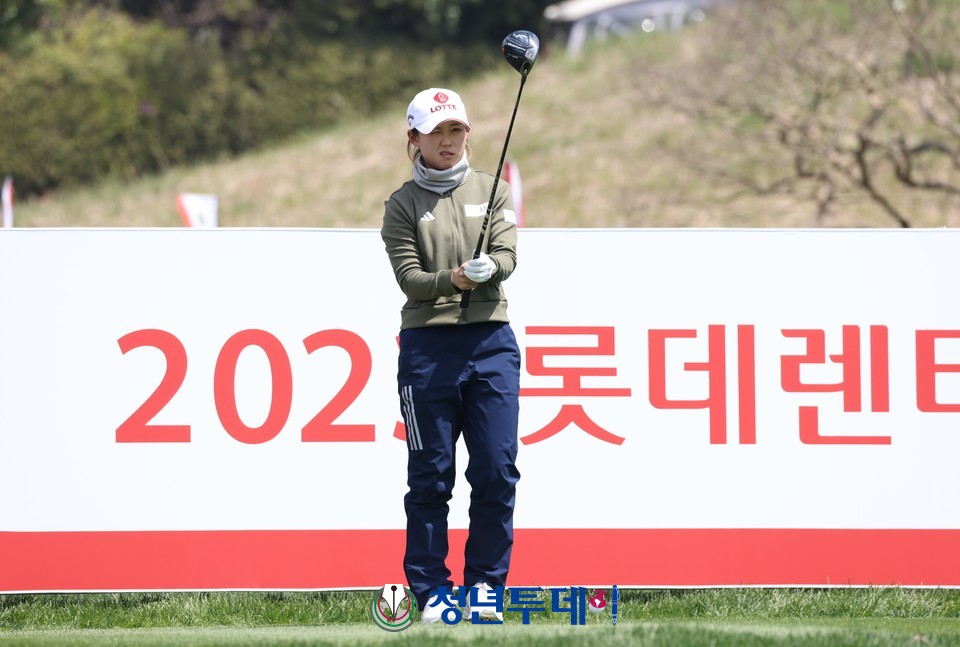 황유민이 KLPGA 2023시즌 개막전인 ‘롯데렌터카 여자오픈’ 둘쨋날인 7일 오전 제주 서귀포시 롯데 스카이힐 컨트리클럽 스카이·오션 코스 1번 홀에서 우승을 향한 티샷을 하고 있다. 2023.04.07.