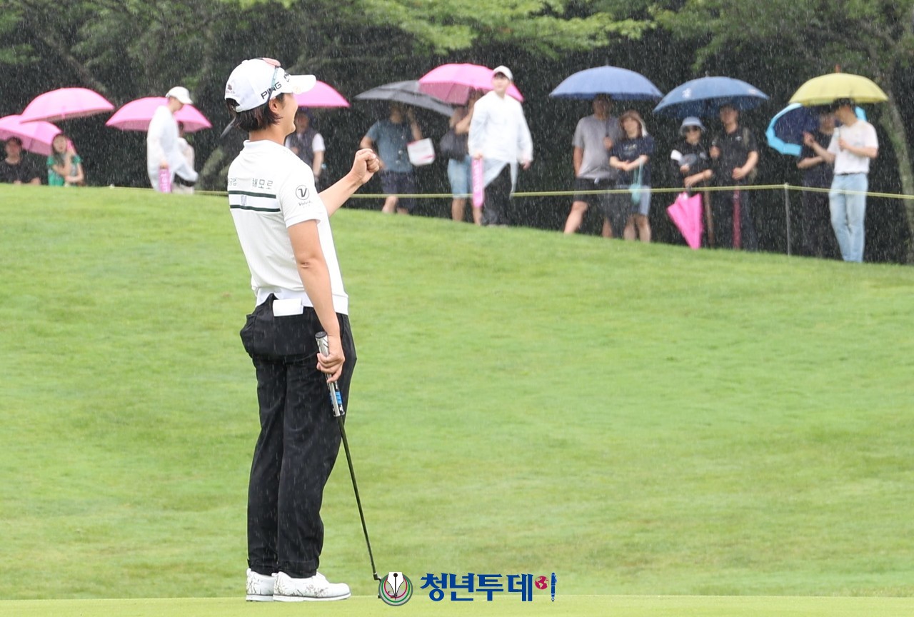 박지영이 2023시즌 열일곱 번째 대회인 ‘에버콜라겐-더시에나 퀸즈크라운 2023’대회 마지막날인 16일 18홀 우승퍼트를 성공시키고 주먹을 불끈 쥐고 있다. 2023.07.16.