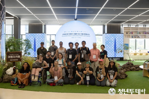 서울관광플라자에서 단체 사진을 촬영하는 참가자들 모습. 사진=서울관광재단