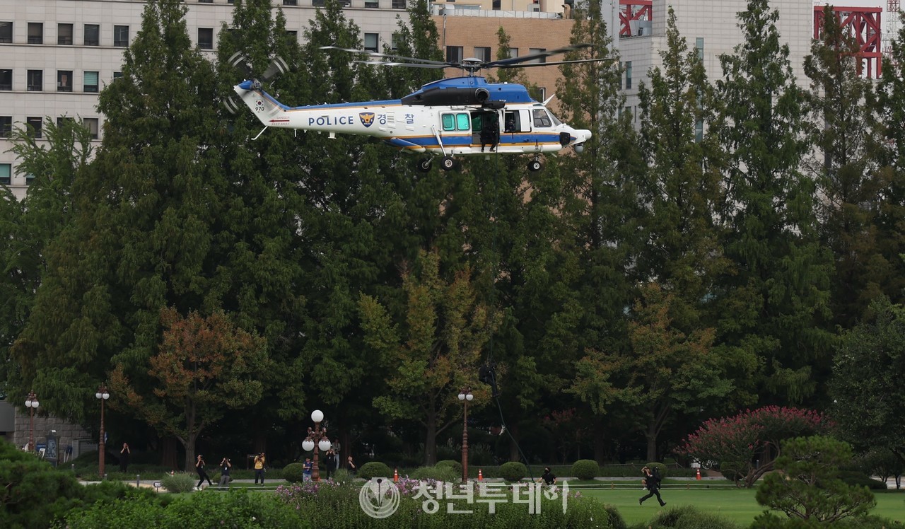 2023 을지연습 테러 및 재난대응 종합훈련을 위해 국회상공에서 경찰특공대원들이 헬기 레벨을 하고있다.2023.8.21