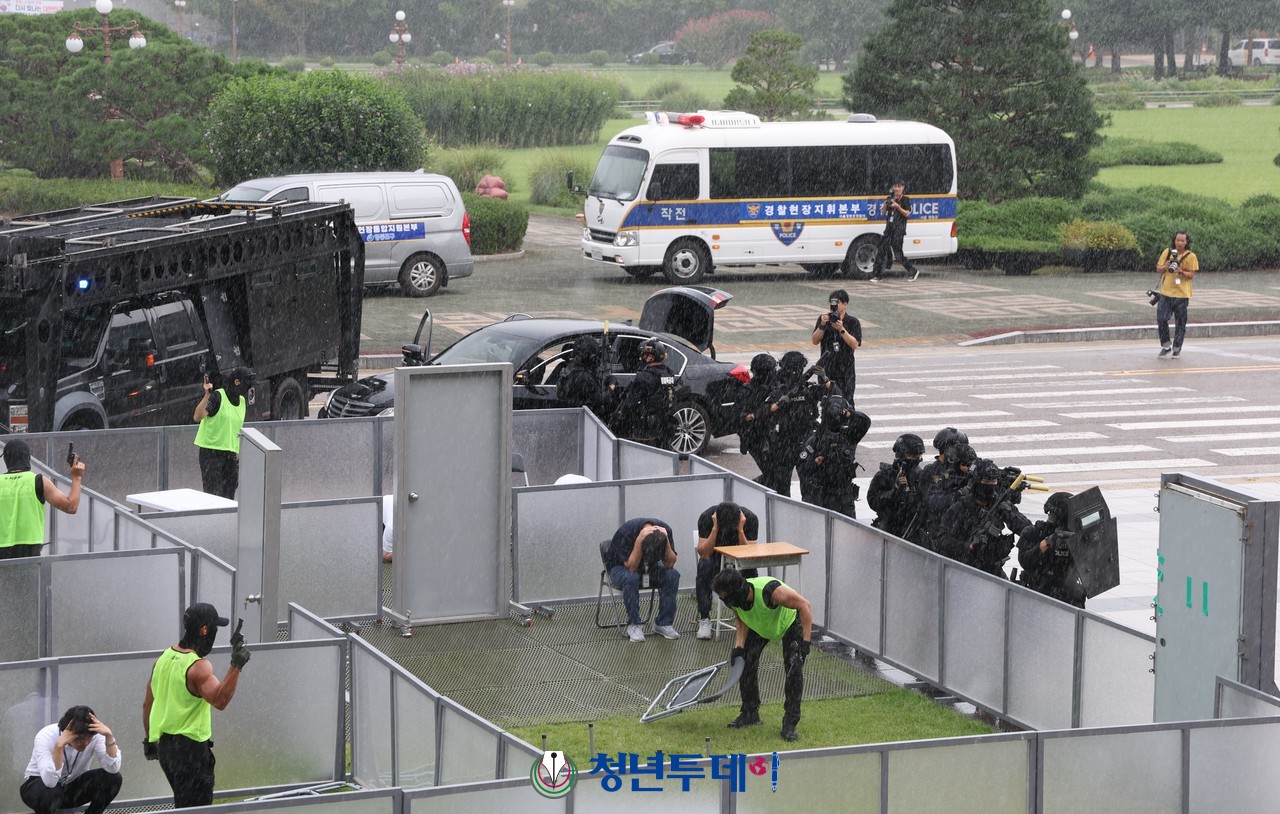 2023 을지연습 테러 및 재난대응 종합훈련을 위해 국회에 침투해 인질을 구출하기위해 경찰특공대가 사무실로 진입하고 있다.2023.8.21