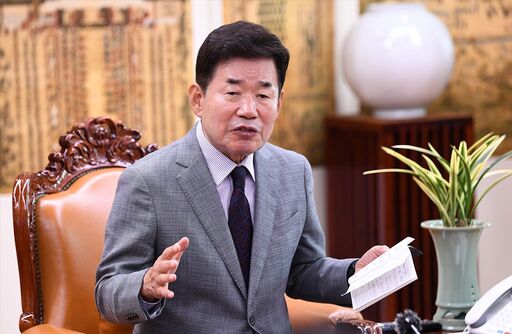 김진표 국회의장이 공교육에서의 AI(인공지능) 역량을 혁신하기 위해 「지방교육재정교부금법」 개정안을 대표 발의했다. 이번 개정안은 현행 3%인 특별교부금 비율을 6년 간(2024∼2029년) 한시적으로 1%p 상향하여, 증가액(연간 약 7,500억원) 전액은 ①교원 AI 역량강화 사업, ②방과후학교 사업, ③우수교육청 지원에 활용한다는 내용을 담고 있다. 김진표 국회의장. 사진=국회사무처