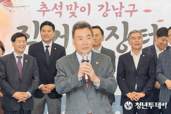 김형대 의장이 직거래 장터에서 축사를 하고 있는 모습. 사진=강남구의회