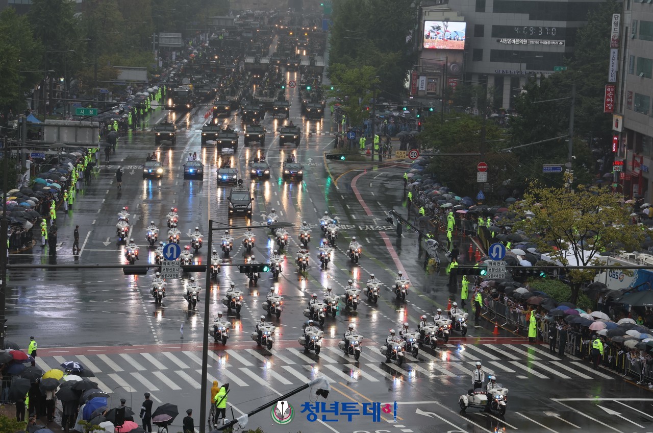 26일 오후 서울시 중구 숭례문에서 광화문까지 건군 75주년 국군의 날을 맞아 시가행진을 하고있다. 2023.09.26