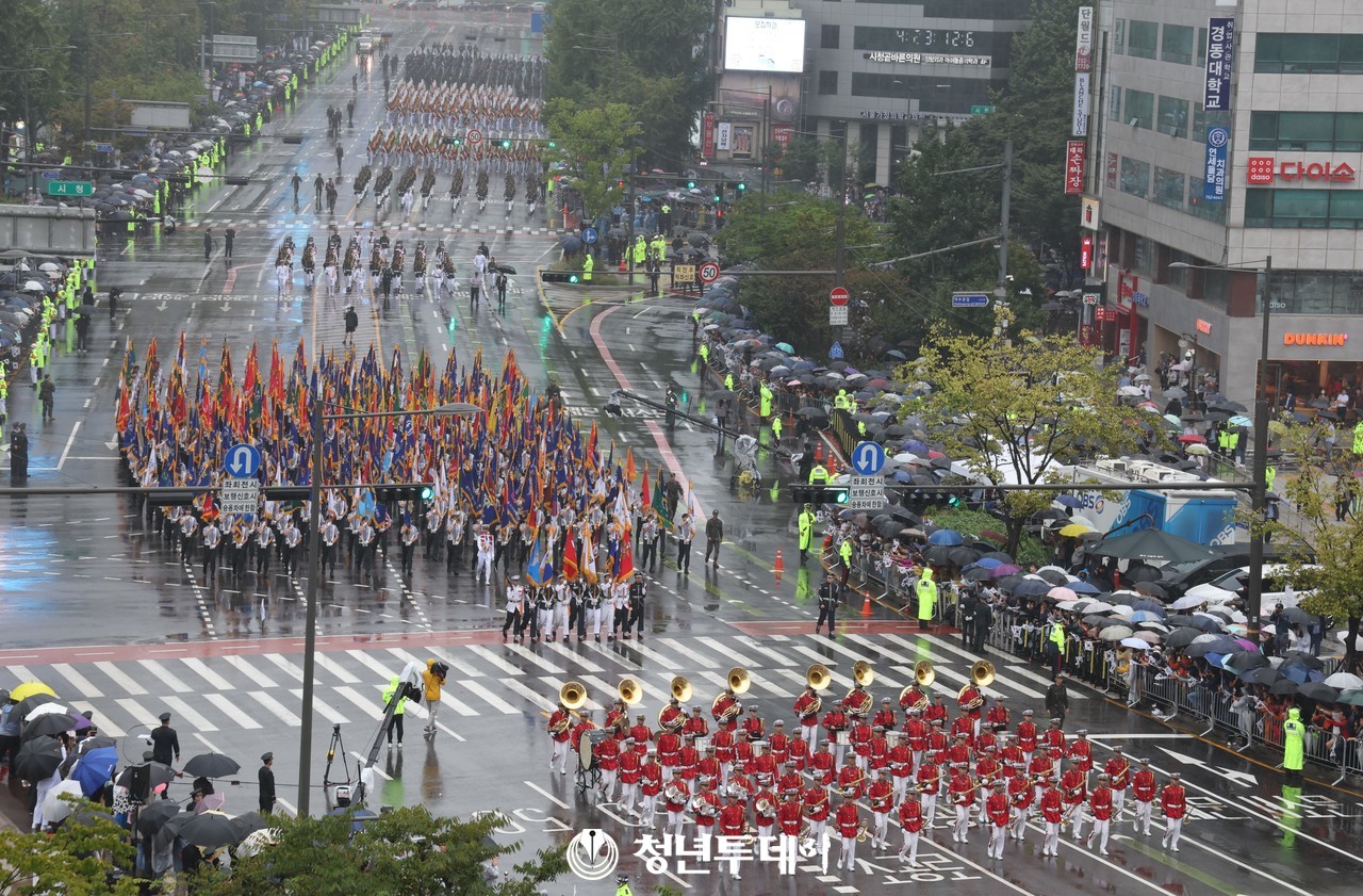 26일 오후 서울시 중구 숭례문에서 광화문까지 건군 75주년 국군의 날을 맞아 시가행진을 하고있다. 2023.09.26