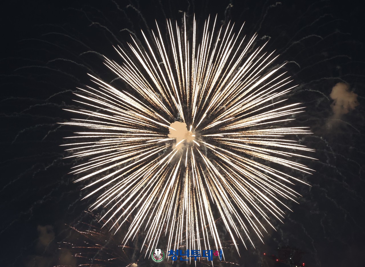 폭죽의 역동적인 순간들이 서울 하늘 높이 치솟아 아름다운 장관을 수 놓았다. 2023.10.07