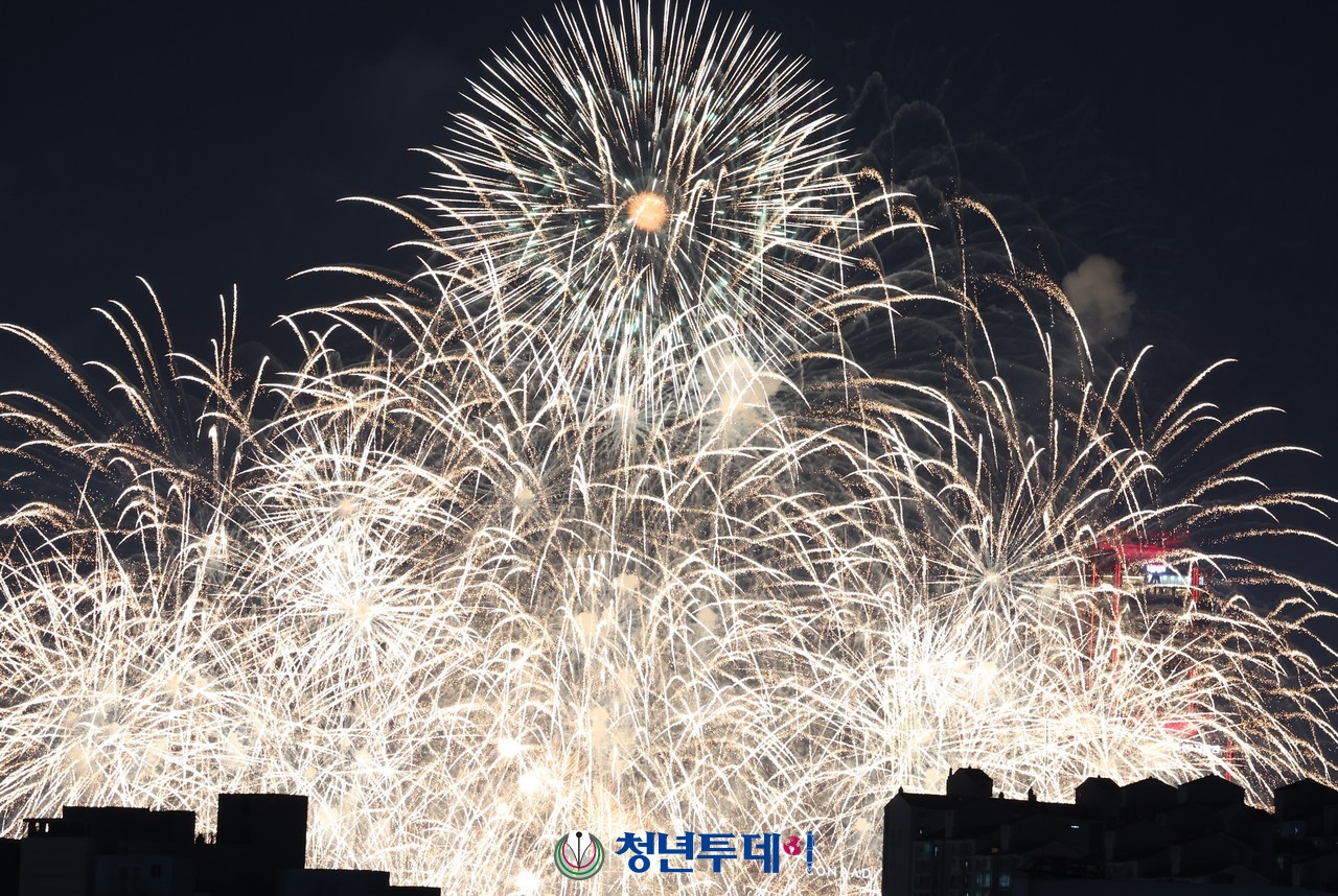 폭죽의 역동적인 순간들이 서울 하늘 높이 치솟아 아름다운 장관을 수 놓았다. 2023.10.07