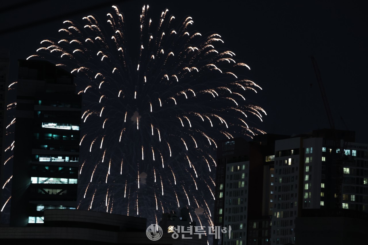 폭죽의 역동적인 순간들이 서울 하늘 건물 사이로 치솟아 아름다운 장관을 수 놓았다. 2023.10.07