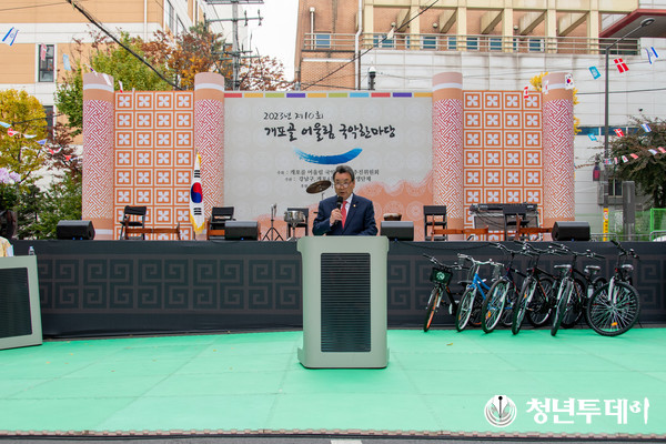 지난 26일 ‘제10회 개포골 어울림 국악한마당’ 에서 강남구의회 김형대 의장이 축사를 하고 있다. 사진=강남구의회