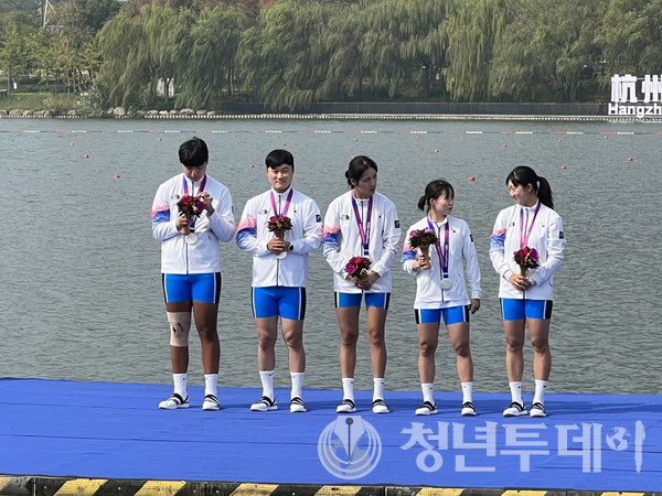 넷마블장애인선수단 선수들이 지난 22일부터 28일까지 개최된 ‘2023 항저우 장애인아시안게임’에 참가해 혼성 유타포어 종목에서 은메달을 획득했다(사진 왼쪽부터 이승호, 강이성, 배지인, 강현주, 김수현 선수). 사진=넷마블문화제단