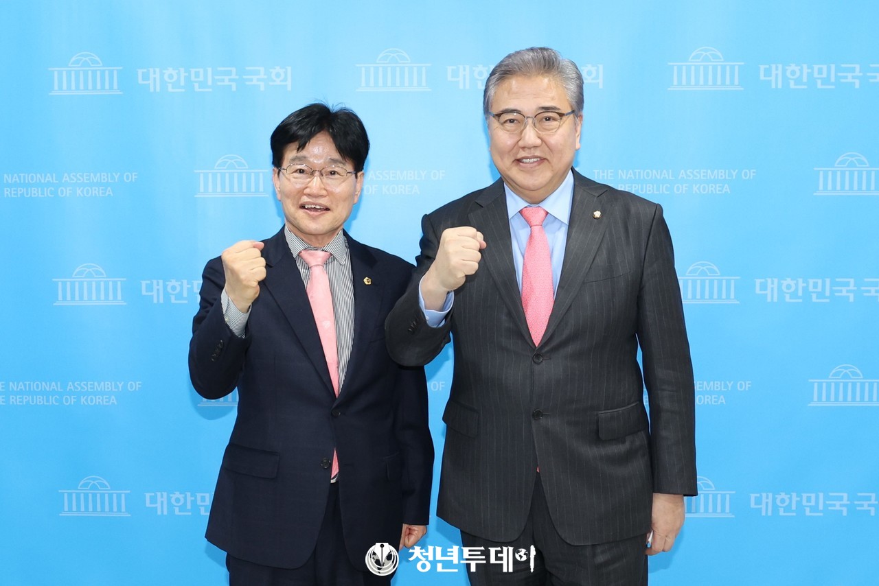 서울시의회 김용일 의원과 승리를 다짐라는 국회 박진의원(시진 오른쪽). 사진=김원혁 기자