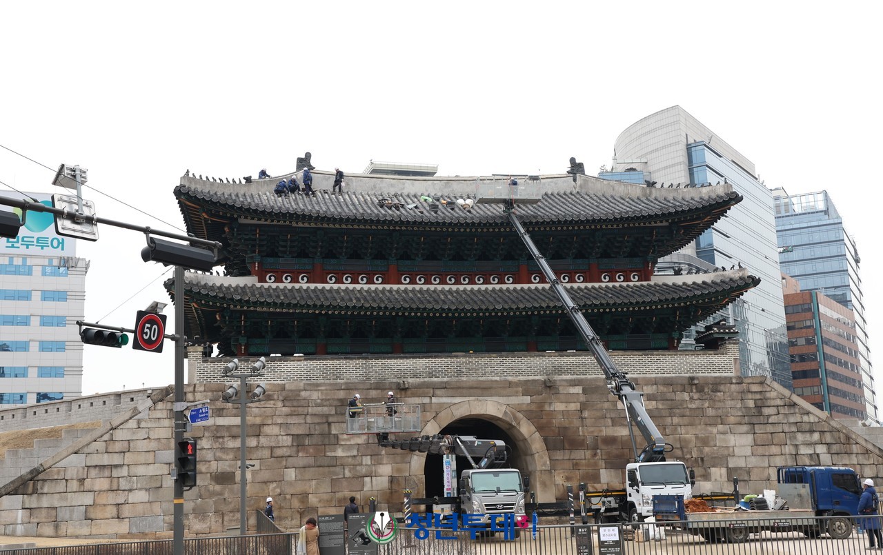 11일 오전 '국 '국보 숭례문' '를 수리 하는 목수들이  숭례문에 올라가 보수작업이 한창이다.2024.03.11