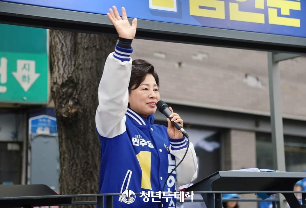 더불어민주당 서울송파구병 남인순 후보가 제22대 국회의원 선거에 지지를 호소하고 있다.2024.04.08