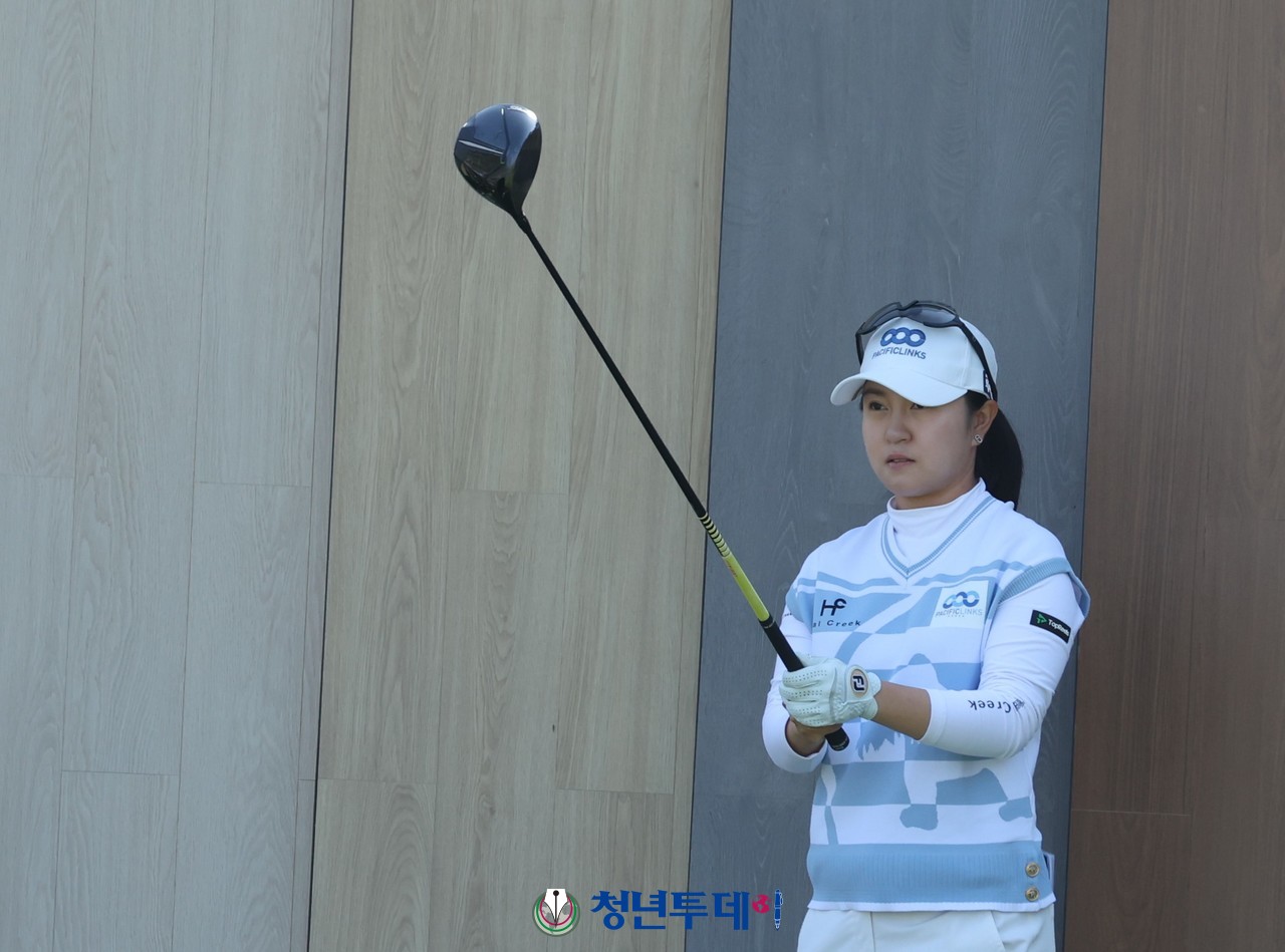 이승연이 인천 중구 영종도에 위치한 클럽72의 하늘코스에서 열린 KLPGA 메디힐 챔피언십 세쨋날인 13일 우승을 향한 티샷을 준비 하고있다. [사진=영종도 김원혁 기자]