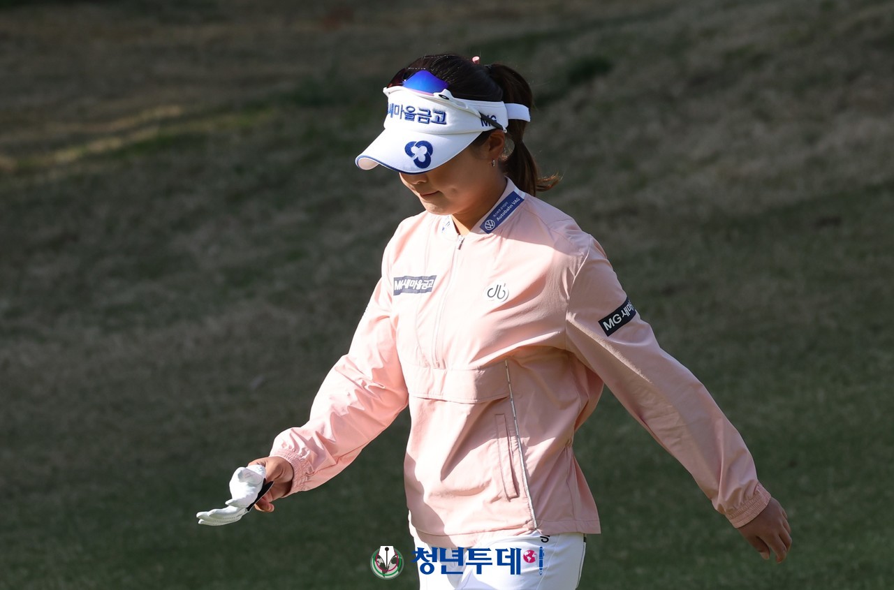 MG새마을금고 송가은이 19일 오전에 경상남도 김해에 위치한 가야 컨트리클럽(파72/6,818야드)에서 열린 ‘넥센·세인트나인 마스터스2024’에서 우승을 향한 티샷을 마치고 이동 하고 있다. 2024.04.19.[사진=가야 김원혁 기자]