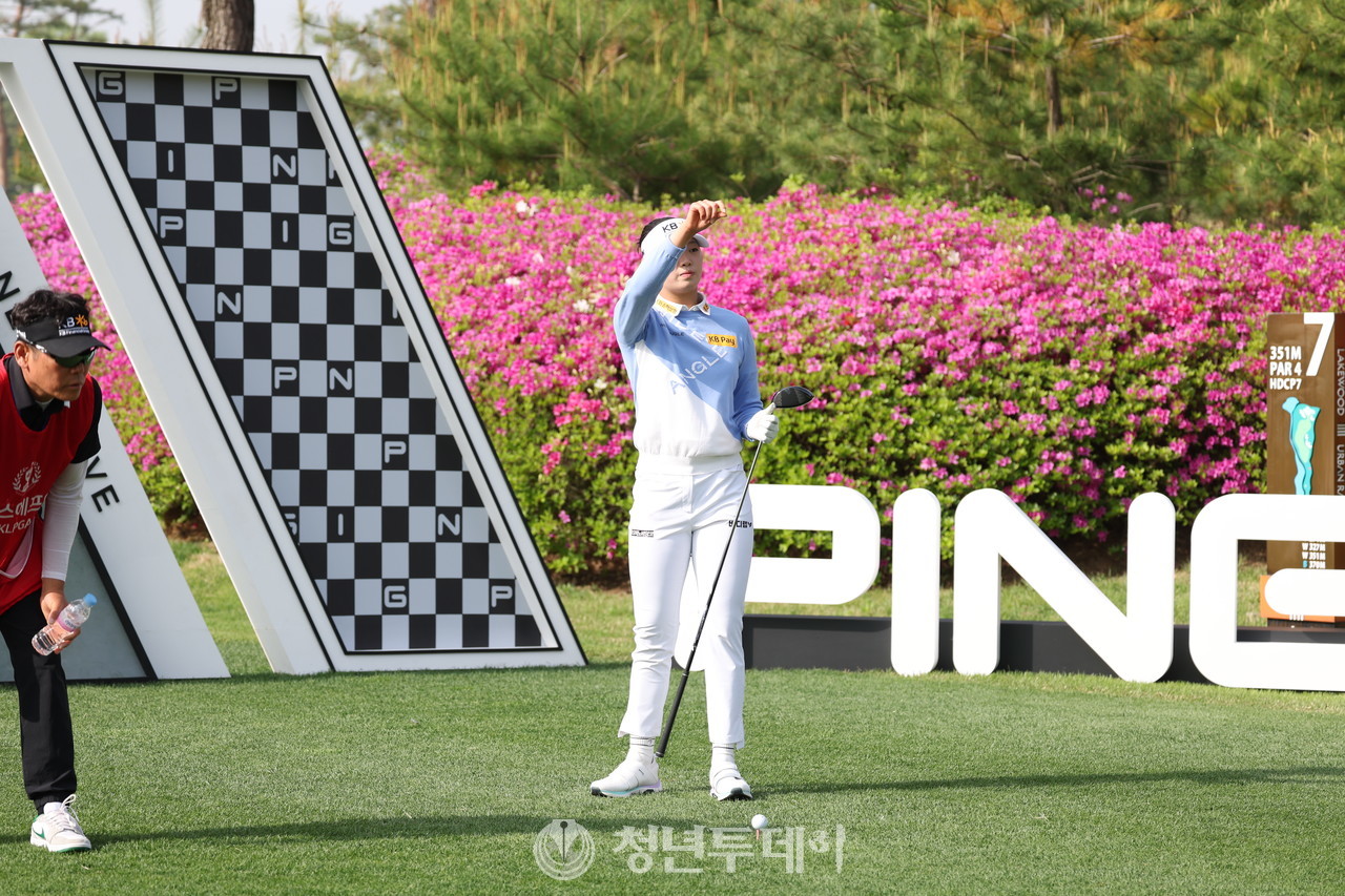 KB국민은행 방신실이 25일 경기도 양주시에 위치한 레이크우드 컨트리클럽에서 열린 2024시즌 KLPGA투어 여섯 번째 대회이자 시즌 첫 메이저 대회인 ‘크리스에프앤씨 제46회 KLPGA 챔피언십’첫쨋날 우승에 도전하는 티샷을 하고있다. 2024.4.25[양주 김원혁 기자]