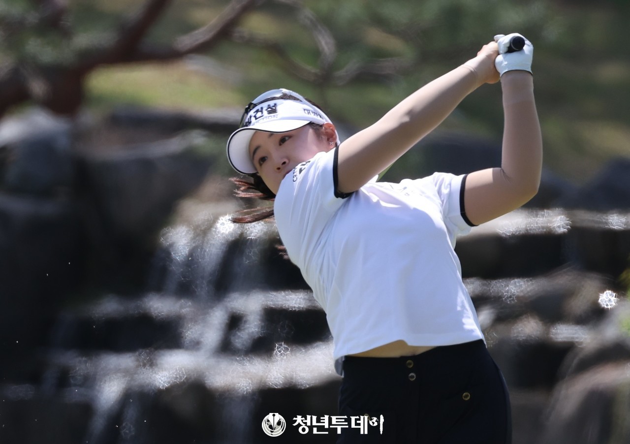 임진영이 27일 경기도 양주시에 위치한 레이크우드 컨트리클럽에서 열린 2024시즌 KLPGA투어 여섯 번째 대회이자 시즌 첫 메이저 대회인 ‘크리스에프앤씨 제46회 KLPGA 챔피언십’세 쨋날 3번홀에서 페어웨이 세컨샷을 하고있다. 2024.4.27.[사진=양주 김원혁 기자]