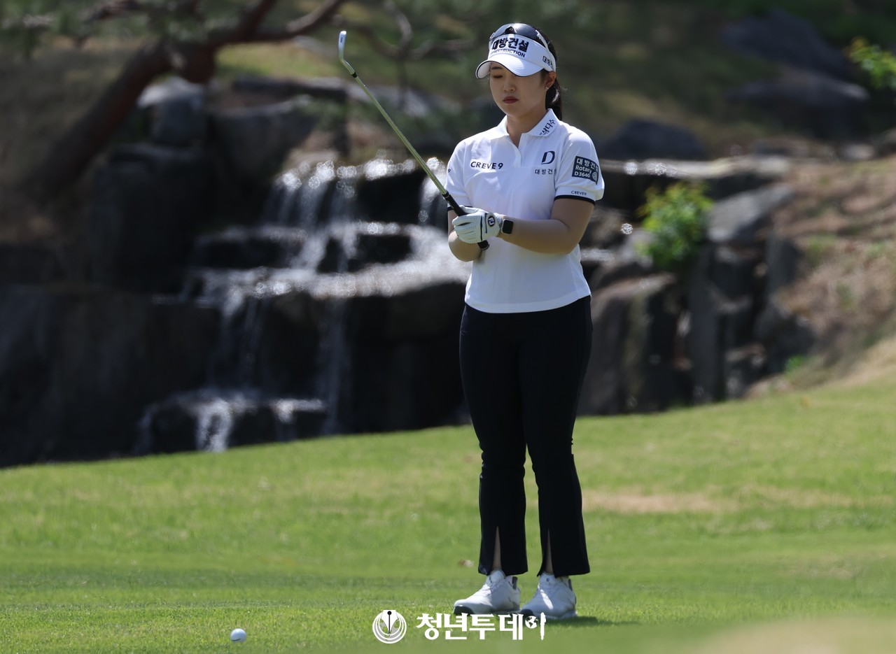 임진영이 27일 경기도 양주시에 위치한 레이크우드 컨트리클럽에서 열린 2024시즌 KLPGA투어 여섯 번째 대회이자 시즌 첫 메이저 대회인 ‘크리스에프앤씨 제46회 KLPGA 챔피언십’세 쨋날 3번홀에서 페어웨이 세컨샷을 하고있다. 2024.4.27.[사진=양주 김원혁 기자]