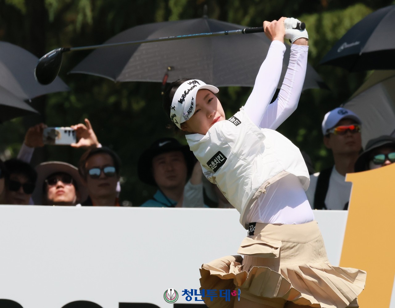 교촌치킨 소속 신미진이 2024시즌KLPGA투어 일곱 번째 대회인‘제10회 교촌1991 레이디스 오픈’에서 대회 둘쨋날인 4일 우승을 향한 티샷을 하고있다. 2024.05.04. [사진=구미 김원혁 기자]