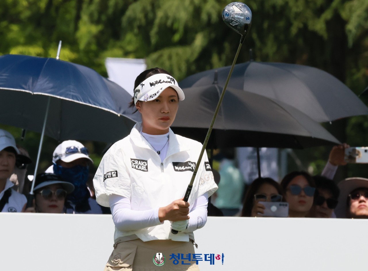 교촌치킨 소속 신미진이 2024시즌KLPGA투어 일곱 번째 대회인‘제10회 교촌1991 레이디스 오픈’에서 대회 둘쨋날인 4일 우승을 향한 티샷을 하고있다. 2024.05.04. [사진=구미 김원혁 기자]