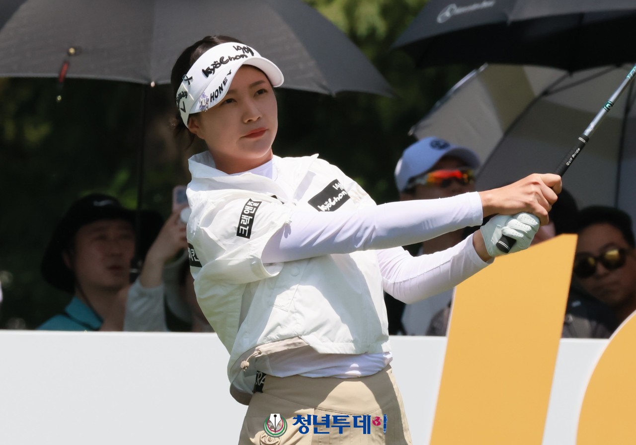 교촌치킨 소속 신미진이 2024시즌KLPGA투어 일곱 번째 대회인‘제10회 교촌1991 레이디스 오픈’에서 대회 둘쨋날인 4일 우승을 향한 티샷을 하고있다. 2024.05.04. [사진=구미 김원혁 기자]