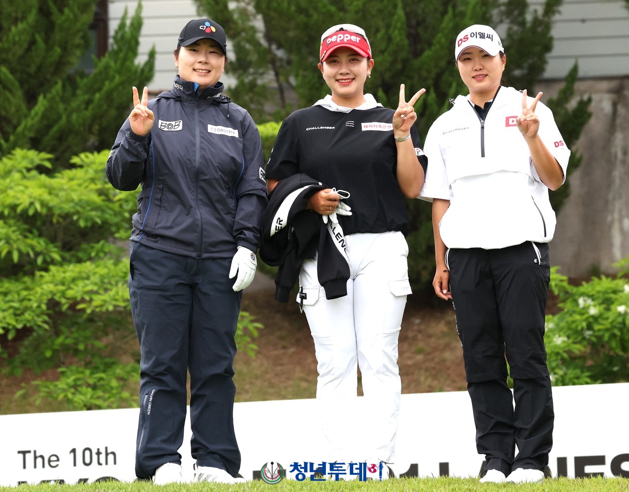 홍정민 김희지 홍진영(좌측부터) 포즈를 취하고있다.