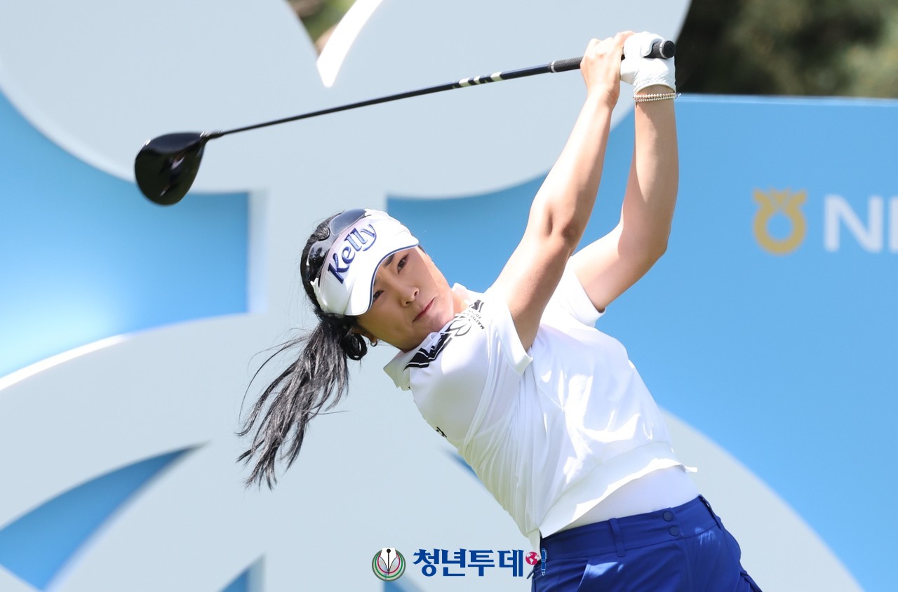 윤이나가 경기도 수원시 수원 컨트리클럽(파72/6,586야드)에서 열린 2024시즌KLPGA투어 여덟 번째 대회인‘2024 NH투자증권 레이디스 챔피언십’ 마지막날인 12일 우승을 향한 드라이버 티샷을 하고있다. [사진=수원 김원혁 기자]