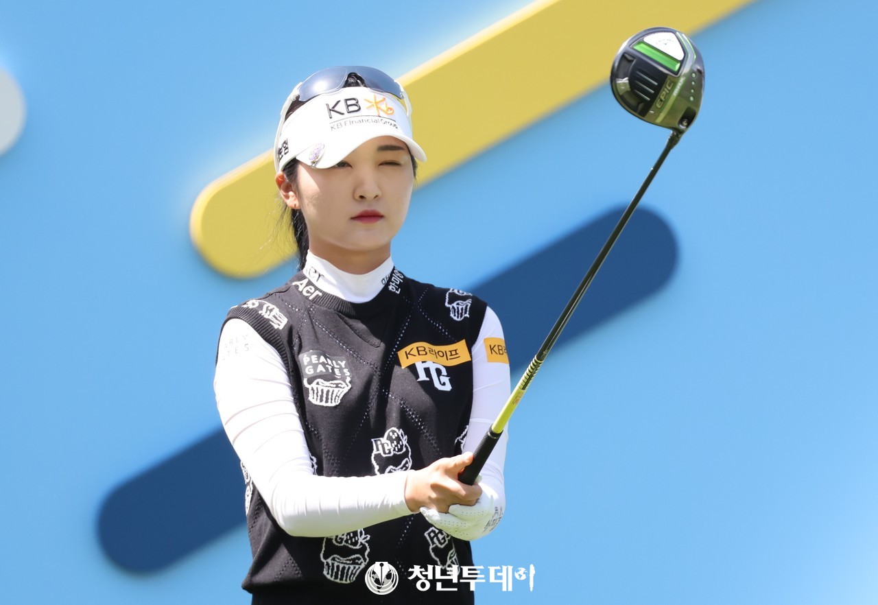 KB국민은행 이예원이 경기도 수원시 수원 컨트리클럽(파72/6,586야드)에서 열린 2024시즌KLPGA투어 여덟 번째 대회인‘2024 NH투자증권 레이디스 챔피언십’ 마지막날인 12일2위와 3타차 선두로 우승을 향한 드라이버 티샷을 준비 하고 있다. [사진=수원 김원혁 기자]