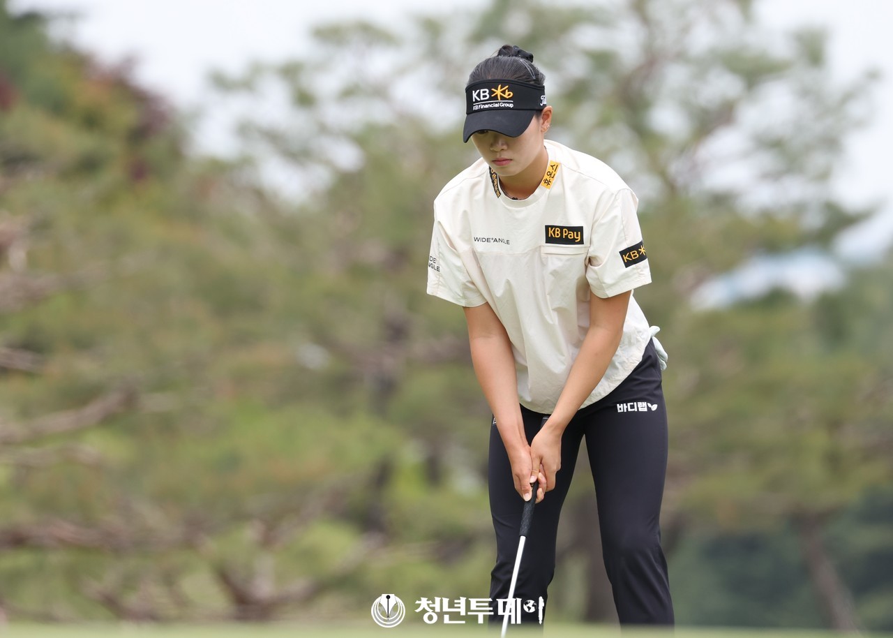 강원도 춘천에 위치한 라데나 골프클럽에서 열리는 KLPGA ‘2024 두산 매치플레이’ 첫날인 15일 KB국민은행 방신실이 2번홀 그린에서 버디펏을 준비 하고있다.2024.05.15.[사진=춘천 김원혁 기자]